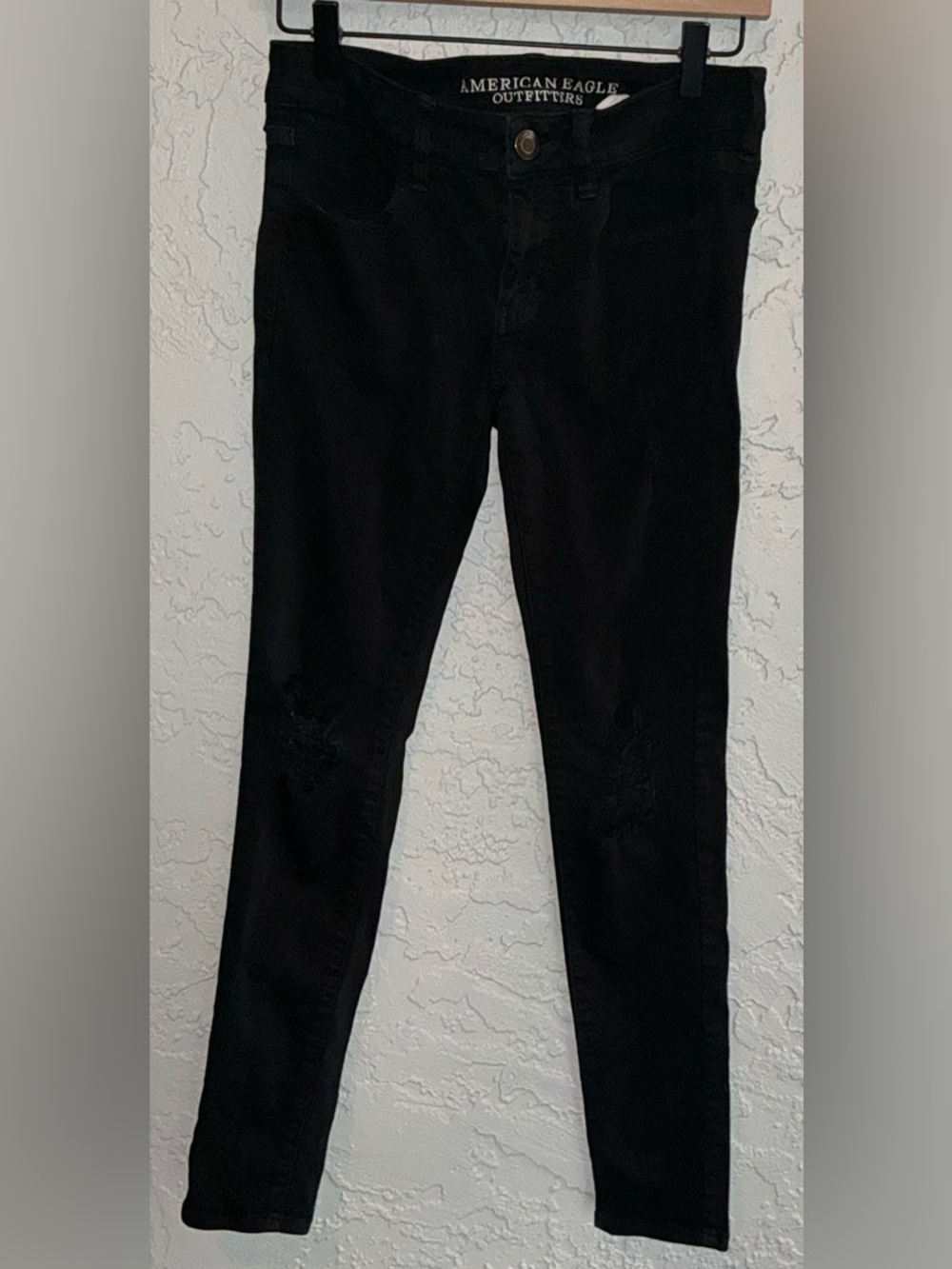 American Eagle Women’s Black Super Strech Distressed Jegging